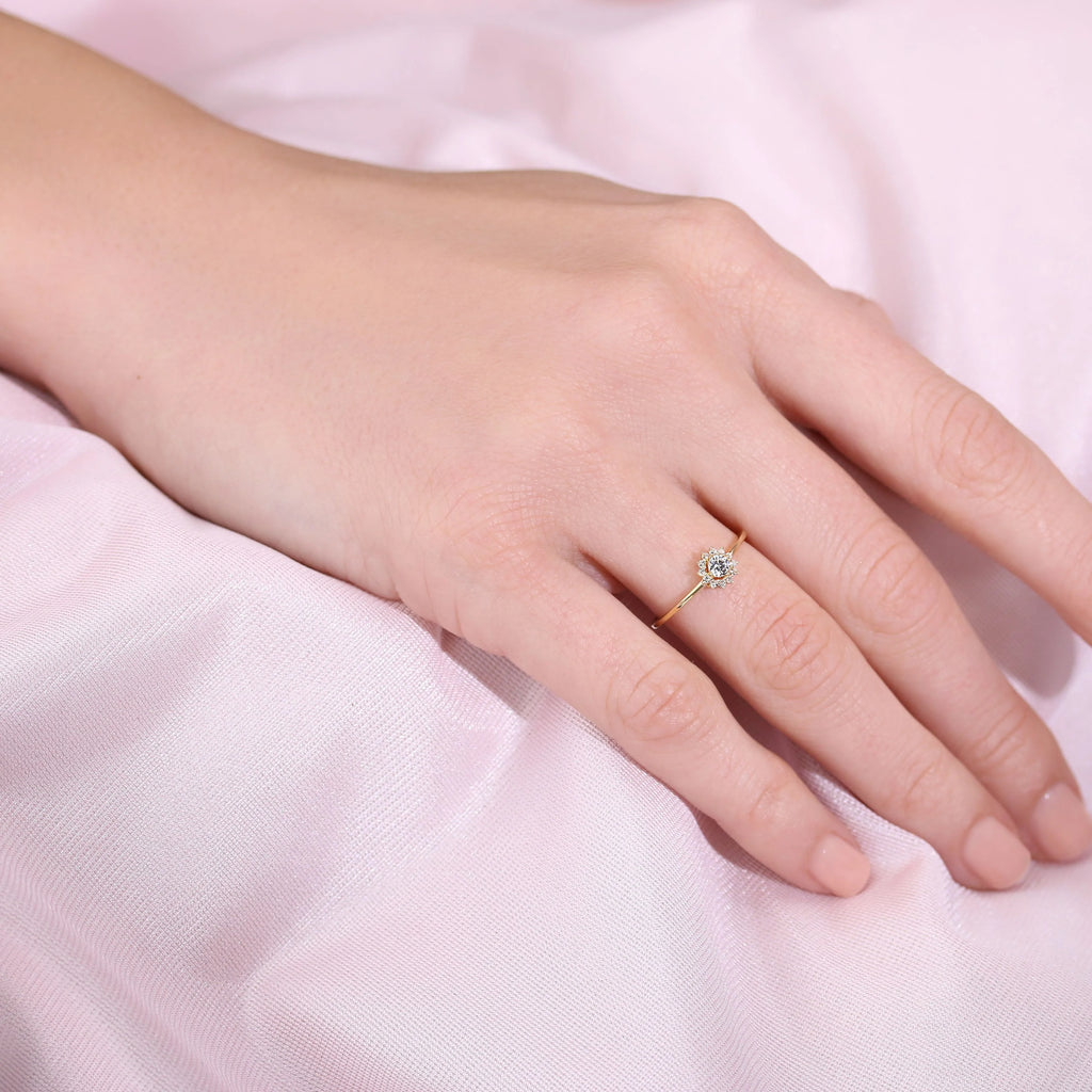 10K Yellow Gold Flower Ring with Cubic Zirconia Stones Size 6 Y320
